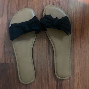 Slip on sandals with bow
